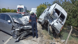 Malatya’da park halindeki araçlara çarpan otomobildeki 7 kişi yaralandı 