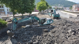 Kastamonu’da selin izinin silinmesi için Kurban Bayramı’nda da çalışmalar sürüyor