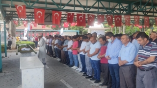 GÜNCELLEME Mersin’de hareket halindeki minibüsten yola düşen kadın öldü