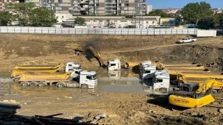 Bağcılar’da sağanakta su altında kalan 15 iş aracını kurtarma çalışmaları sürüyor