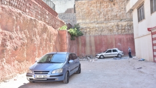 Gaziantep’te otomobil istinat duvarından park halindeki aracın üzerine düştü