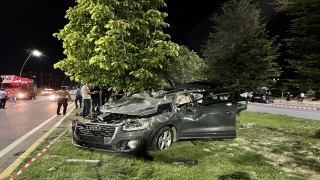 Niğde’de refüjdeki ağaçlara çarpan otomobilin sürücüsü öldü