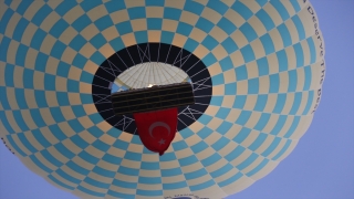 Kapadokya’da balonlar ”15 Temmuz” dolayısıyla Türk bayrakları ve pankartlarla havalandı