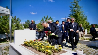 15 Temmuz şehidi polis Fatih Dalgıç kabri başında anıldı