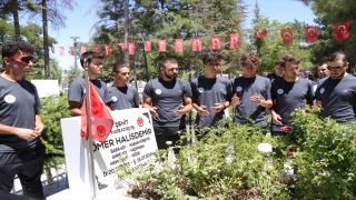 Ömer Halisdemir 6’ncı Ulusal Bisiklet Turu’na katılanlar şehidin Niğde’deki kabrine ulaştı