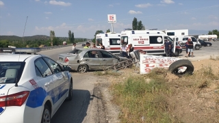 Afyonkarahisar’da akaryakıt istasyonunun tabelasına çarpan otomobildeki 4 kişi yaralandı