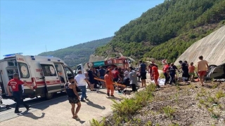 Mersin’de devrilen otomobildeki 5 kişi yaralandı