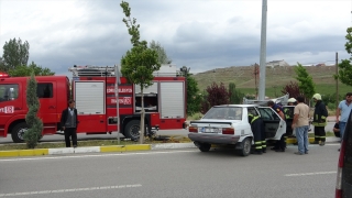 Çorum’da aydınlatma direğine çarpan otomobildeki 3 kişi yaralandı