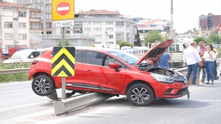 Pendik’te bir kişi, otomobilin çarpmasıyla kopan metal çitten yaralandı