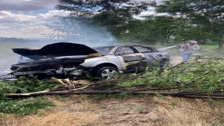 Afyonkarahisar’da yoldan çıkarak alev alan otomobildeki 4 kişi yaralandı