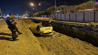 Adana’da otomobil alt geçit çalışması yapılan alana düştü