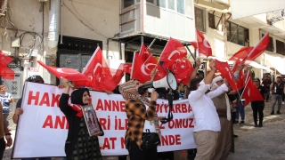 Hakkari’de çocukları dağa kaçırılan aileler HDP İl Başkanlığı önünde eylem yaptı