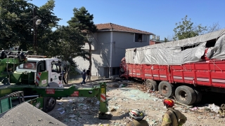 Sarıyer’de kamyon gecekondunun üzerine düştü, 4 kişi yaralandı