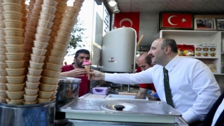 Bakan Mustafa Varank’tan Erzurum’da vatandaşlara dondurma ikramı