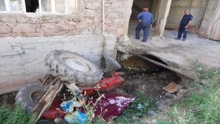 Balıkesir’de kanala devrilen traktörün sürücüsü öldü