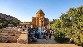 Akdamar Adası’nda çok dilli konser