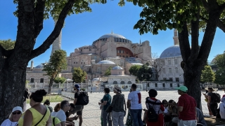 Ayasofya’da ibadete açılışının ikinci yıl dönümünde ziyaretçi yoğunluğu yaşanıyor