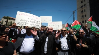 Filistinli avukatlar Devlet Başkanı Abbas’ın çıkardığı KHK’leri protesto etti