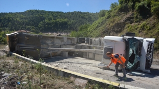 Kastamonu’da hafriyat kamyonunun devrilmesi sonucu 3 kişi yaralandı