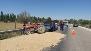 Afyonkarahisar’da traktör römorkuna çarpan otomobildeki 2 kişi yaralandı