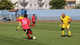 Türk ve Rumen eski futbolcular, SMA hastası bebek için Çankırı’da sahaya çıktı