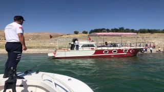 Tunceli’de baraj gölünde mahsur kalan vatandaşları jandarma kurtardı