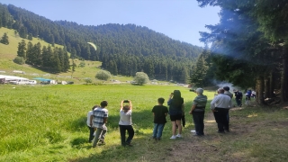 Artvin’de yamaç paraşütü pilotu rüzgar yön değiştirince piknik yapanların üzerine indi