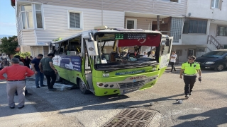 Kocaeli’de yol kenarındaki binaya çarpan midibüsteki 12 kişi yaralandı