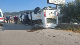 İzmir’de minibüsle otomobilin çarpışması sonucu 5 kişi yaralandı