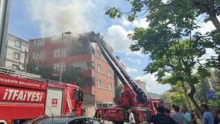 Kartal’da bir binada çıkan yangında 4 kişi dumandan etkilendi