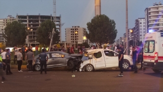 Diyarbakır’da otomobilin kamyonete çarpması sonucu 10 kişi yaralandı