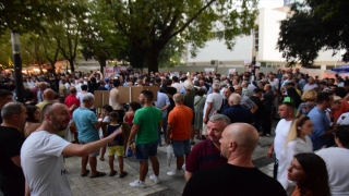 Arnavutluk’ta küçük bir kızın sürat teknesi altında ölmesi protesto edildi