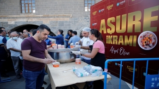 Diyarbakır Valisi Su aşure dağıttı