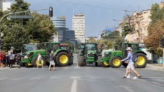 Sırbistan’daki çiftçiler, traktörlerle kentteki iki kavşağı trafiğe kapattı