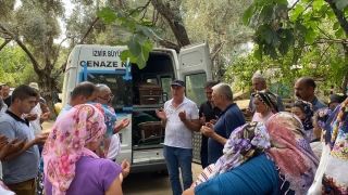 İzmir’de eşi tarafından öldürülen kadın, son yolculuğuna uğurlandı