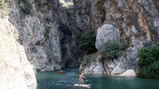 Antalya’da sıcaktan bunalanlar sahilleri doldurdu