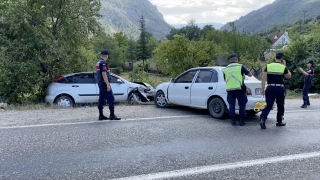 Karabük’te çarpışan iki otomobildeki 5 kişi yaralandı