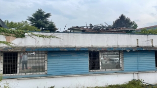 Kocaeli’de atıl durumdaki fabrikaya ait binada çıkan yangın söndürüldü