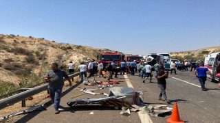 Gaziantep’teki trafik kazasında ilk belirlemelere göre 2 kişi öldü, 10 kişi yaralandı