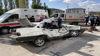 Aksaray’da otomobilin kamyona çarpması sonucu 2 kişi öldü