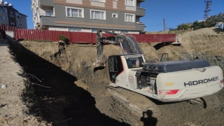 GÜNCELLEME Hatay’da toprak kayması nedeniyle boşaltılan bina çevresine istinat duvarı yapımına başlandı