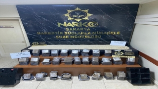 Sakarya’da tır akülerinin içinde 53 kilogram esrar ile 48 bin uyuşturucu hap ele geçirildi