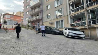 Kendiliğinden hareket eden otomobilini durdurmak isteyen sürücü yaralandı