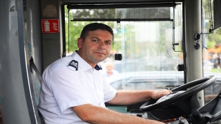 Sakarya’da belediye otobüsü şoförü, araçta rahatsızlanan kadını hastaneye yetiştirdi