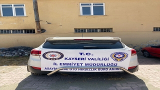 Kayseri’de çekiciyle çalınan otomobil bulunarak sahibine teslim edildi