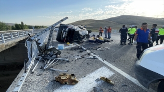 Yozgat’ta otomobilin köprü bariyerine çarpması sonucu 3 kişi öldü, 1 kişi yaralandı