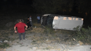 Hakkari’de direğe çarparak devrilen minibüsteki 8 kişi yaralandı