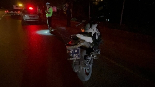 Kocaeli’de otomobilden fırlayan tekerin çarptığı motosikletteki 2 polis yaralandı