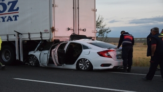 Konya’da kamyona arkadan çarpan otomobildeki 1 kişi öldü, 3 kişi yaralandı