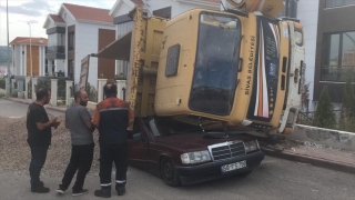 Sivas’ta üzerine mıcır yüklü kamyon devrilen otomobil kullanılamaz hale geldi